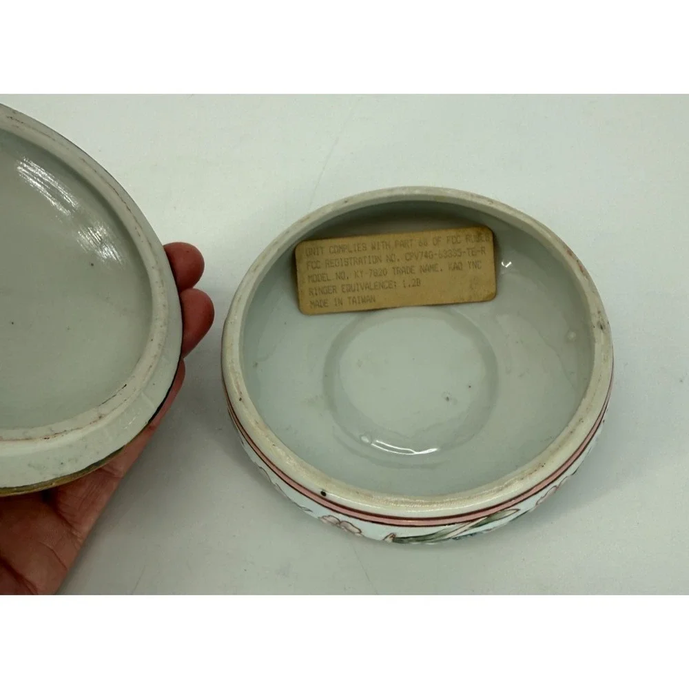 Vtg Floral Ceramic Trinket Box Hand Painted Taiwan Round Jewel‎ coquette cottage